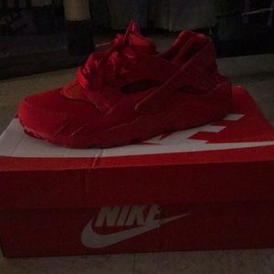 These are huarache sneakers, color red, from Nike.